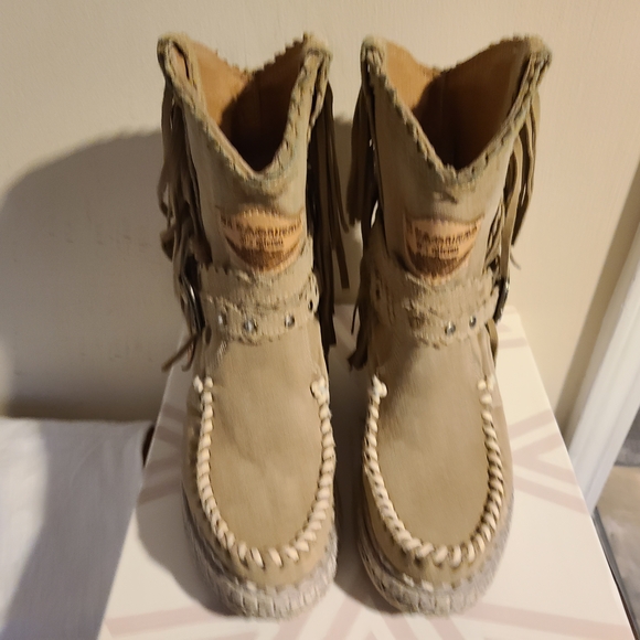 El Vaquero Women's Tan Moccasin Boots - Picture 3 of 10